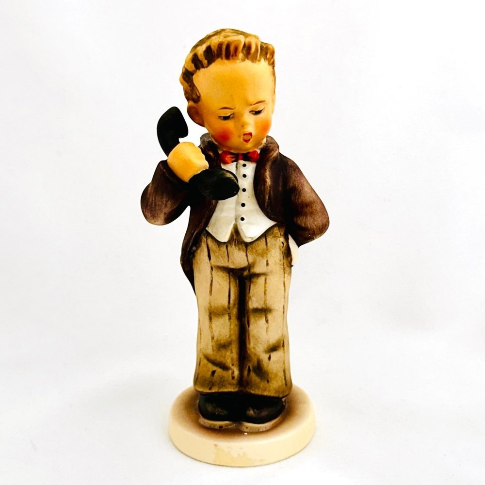 Goebel Hummel #124/0 "Hello"  TMK5 (1972-79)